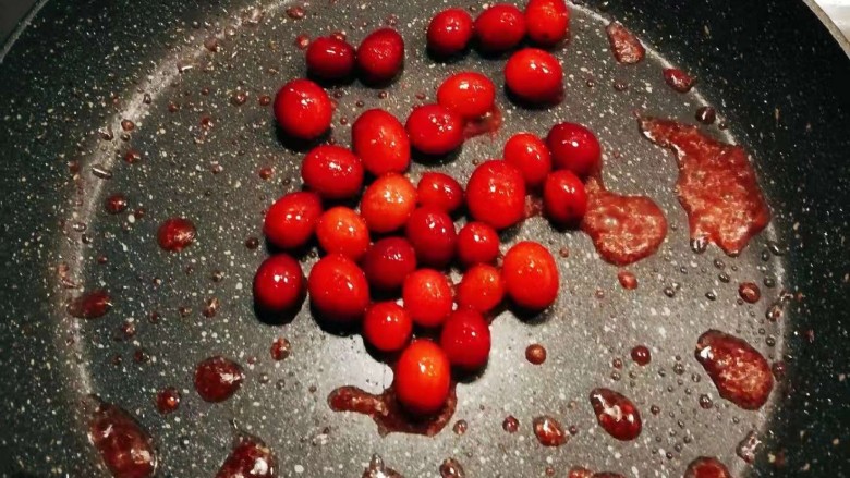 冬至美食 莓果烧鱼块,锅中底油继续加热 放入蔓越莓果粒翻炒1分钟