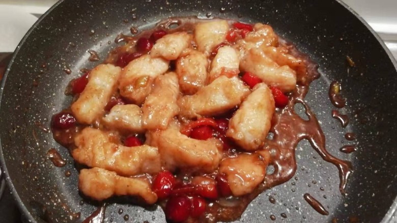 冬至美食 莓果烧鱼块,随着加热 酱汁逐渐浓稠