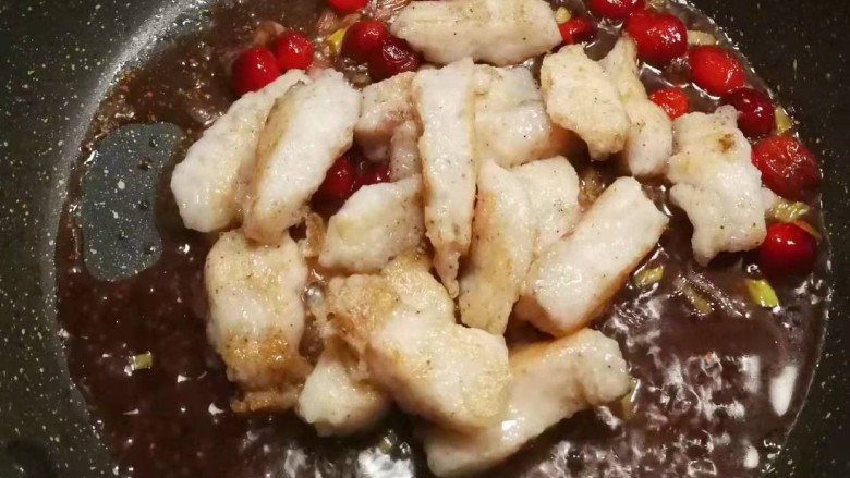 冬至美食 莓果烧鱼块,放入煎好的鱼块 翻炒