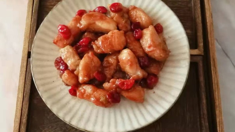 冬至美食 莓果烧鱼块,出锅装盘