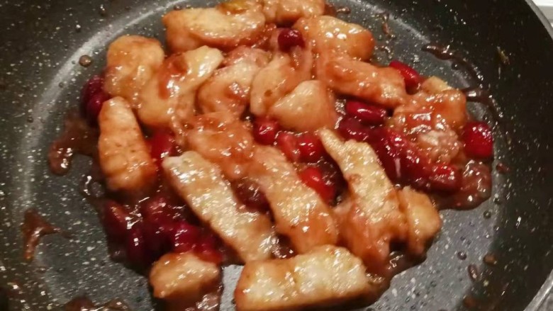 冬至美食 莓果烧鱼块,鱼块被酱汁包裹住了 关火