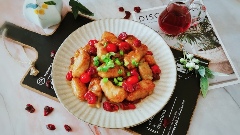 冬至美食 莓果烧鱼块,撒上葱圈装饰增香 酸酸甜甜的若人喜爱。