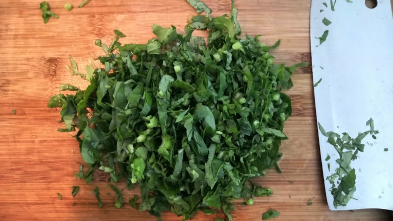 冬至美食 萝卜缨子炒年糕,萝卜缨子洗干净,切成细丝