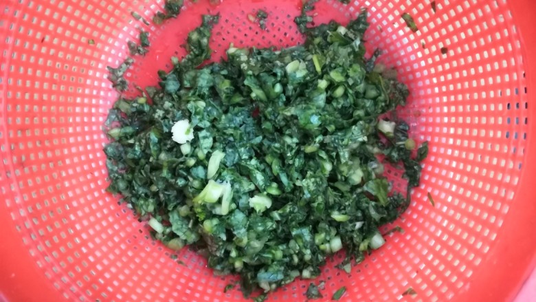 冬至美食 萝卜缨子炒年糕,腌制出水后,把萝卜缨子,冲洗一边