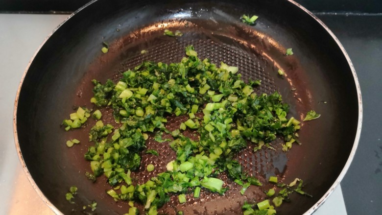 冬至美食 萝卜缨子炒年糕,倒入,萝卜缨子