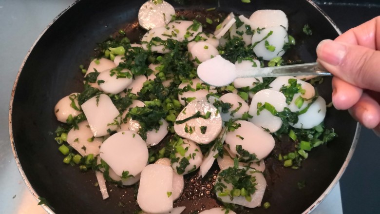冬至美食 萝卜缨子炒年糕,加入,剩余的盐3克