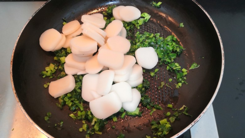 冬至美食 萝卜缨子炒年糕,然后,倒入年糕