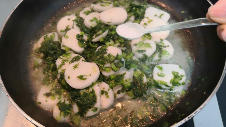 冬至美食 萝卜缨子炒年糕,煮开后,年糕回软,加入鲜味素,提鲜