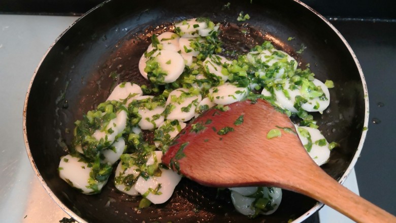 冬至美食 萝卜缨子炒年糕,再次翻炒均匀,收汁,即可关火