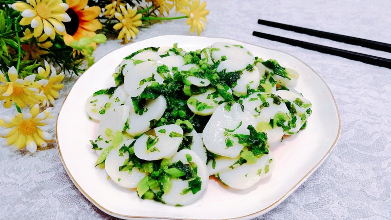 冬至美食 萝卜缨子炒年糕,关火后,盛盘上桌