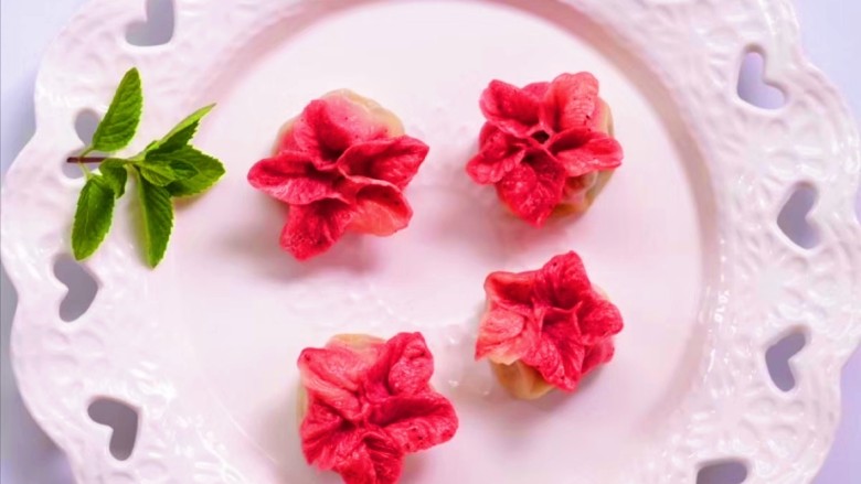 冬至美食+火龙果白菜蒸饺,花一样的饺子食欲大开。