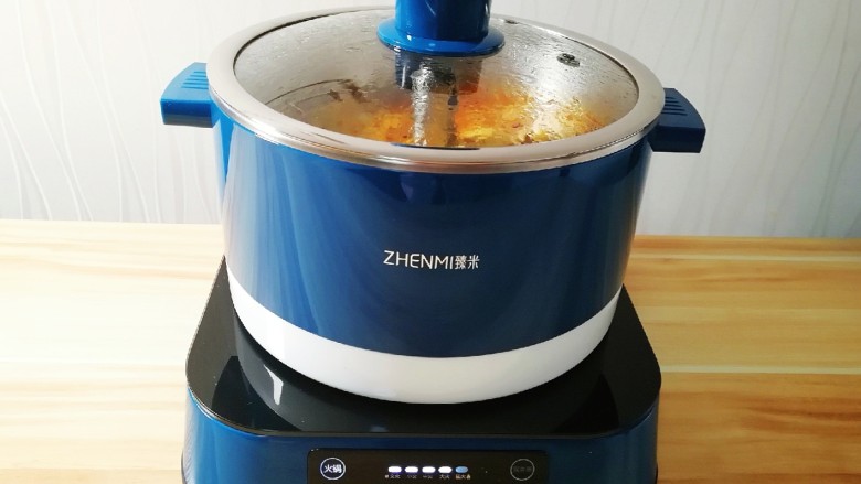冬至美食 咖喱丸子火锅,盖上锅盖选择“火锅”功能,大火烧开,文火煮半小时。
