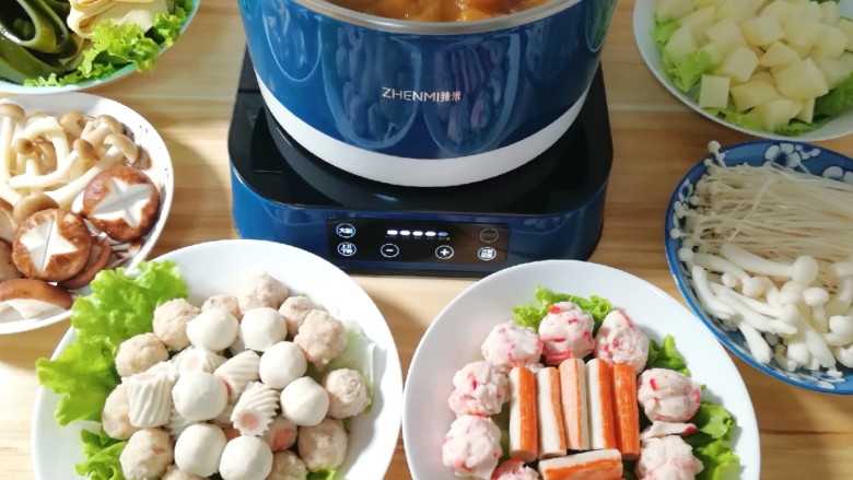 冬至美食 咖喱丸子火锅,然后加水没过提篮,盖上锅盖大火烧开,准备下菜。