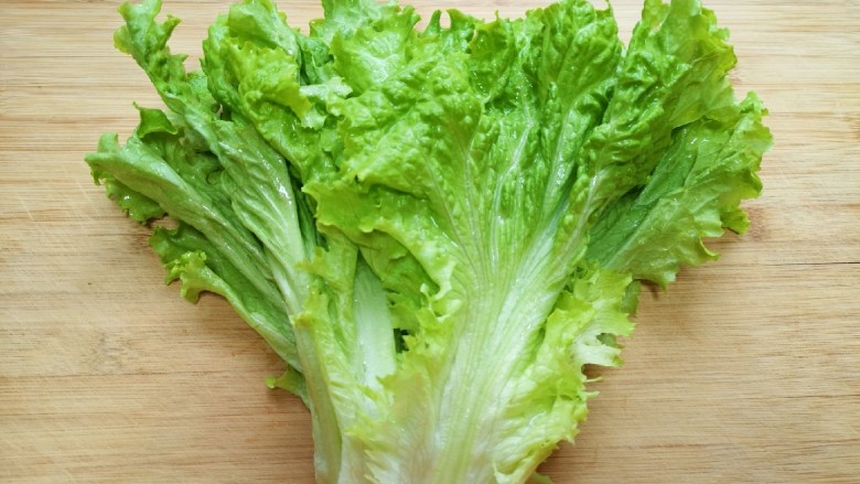 冬至美食 咖喱丸子火锅,<a style='color:red;display:inline-block;' href='/shicai/ 121'>生菜</a>洗干净控一下水分。