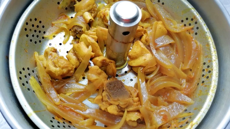 冬至美食 咖喱丸子火锅,半个小时以后鸡肉已经熟了,按升降火锅的“上升”按键升起提篮,将里面的洋葱挑出去不要。