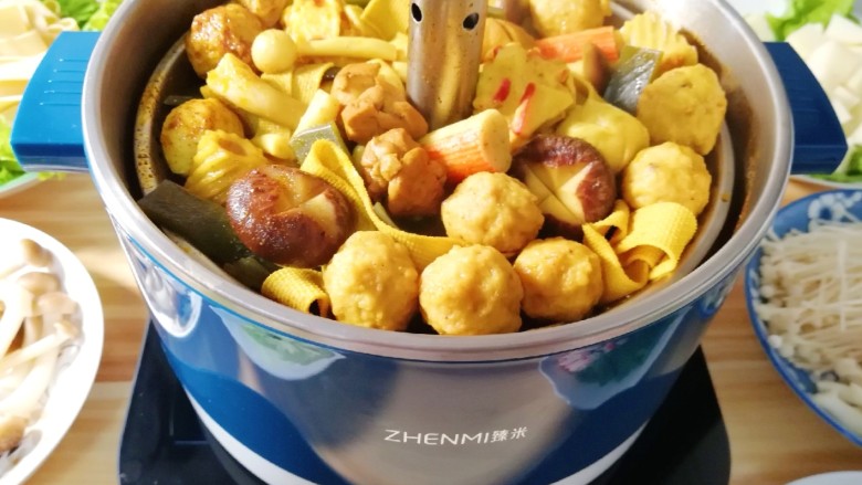 冬至美食 咖喱丸子火锅,所有菜品煮熟以后,升起升降火锅的提篮,准备开吃啦!
