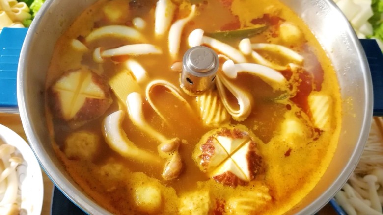 冬至美食 咖喱丸子火锅,先下入土豆和各种丸子煮至丸子飘起,再下入各种蔬菜煮熟,最后下绿菜。