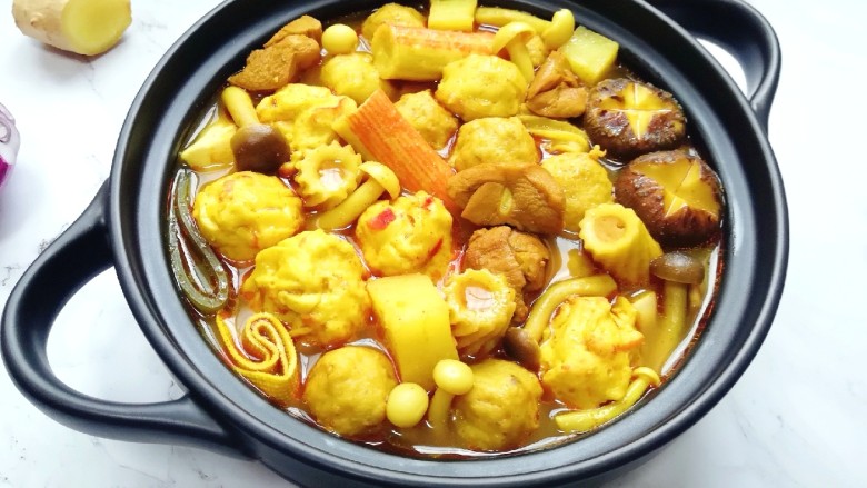 冬至美食 咖喱丸子火锅,寒冷的冬至,暖暖的的咖喱丸子火锅吃起来。