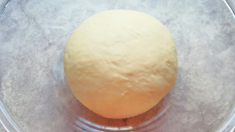冬至美食 南瓜馅包子,揉成光滑的面团,盖上保鲜膜发酵至两倍大。