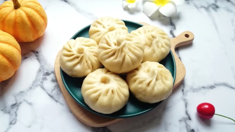 冬至美食 南瓜馅包子,南瓜馅包子出锅了。
