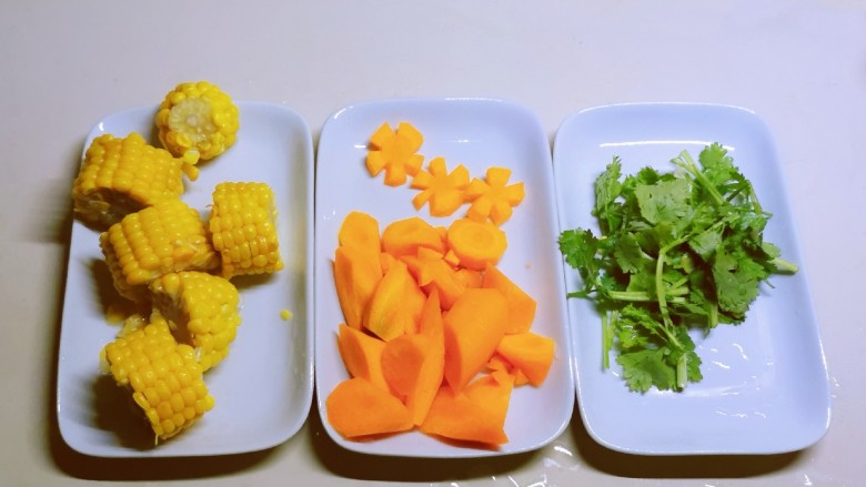 冬至美食 蔬菜鸡汤煲,水果玉米切段 胡萝卜去皮切块 香菜切小段