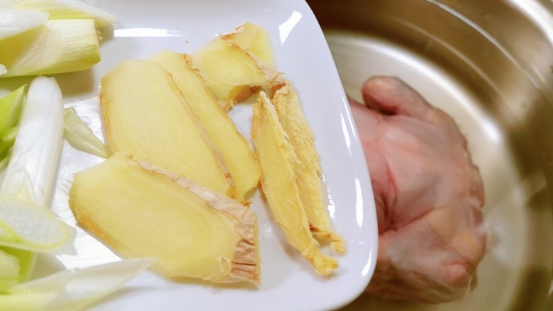 冬至美食 蔬菜鸡汤煲,放入八角 葱姜
