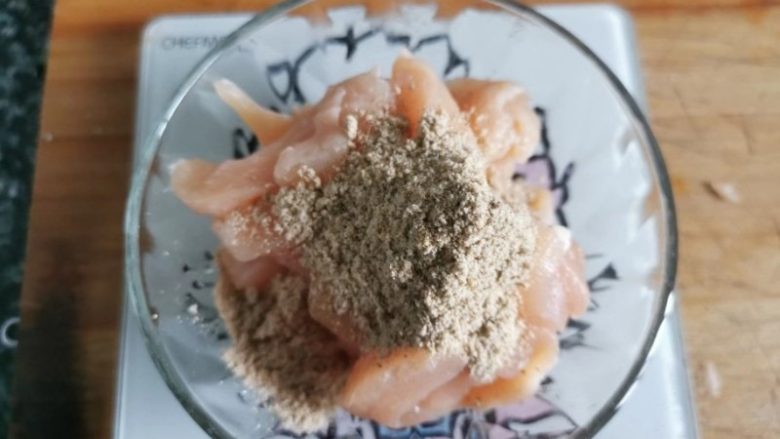 简单快速的家常小食孜然鸡柳,鸡脯肉切掉油脂和筋膜,再切条,加入cook100孜然烤肉料,抓捏均匀腌制20分钟