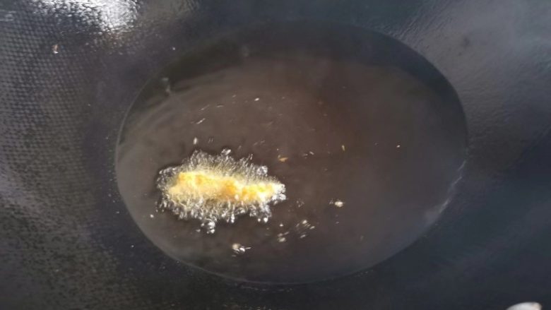 简单快速的家常小食孜然鸡柳,锅中倒入食用油烧热,大概温度160-180左右
