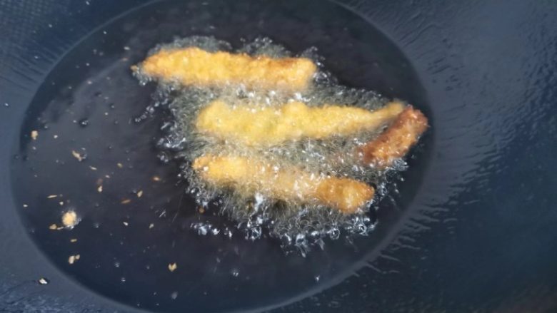 简单快速的家常小食孜然鸡柳,放入鸡肉炸制金黄色即可,中途多翻动