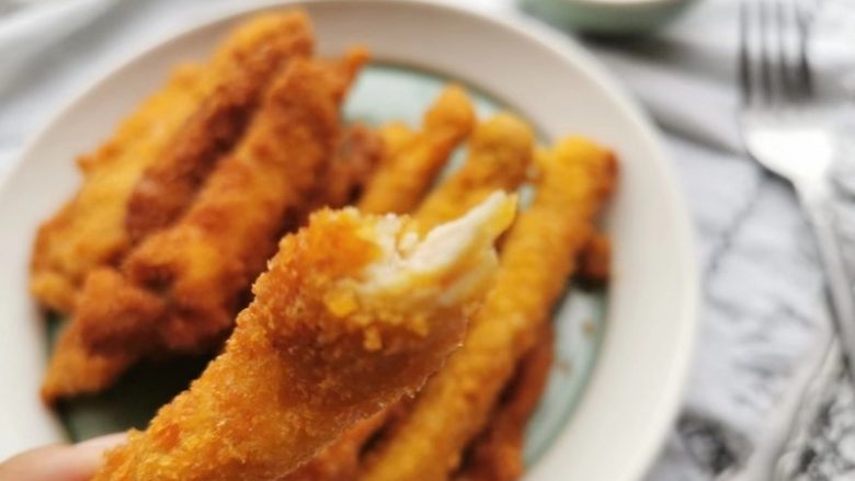 简单快速的家常小食孜然鸡柳, 可以直接吃,也可以沾番茄酱食用