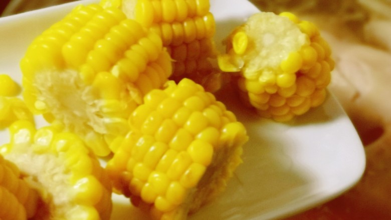 冬至美食 蔬菜鸡汤煲,放入玉米段