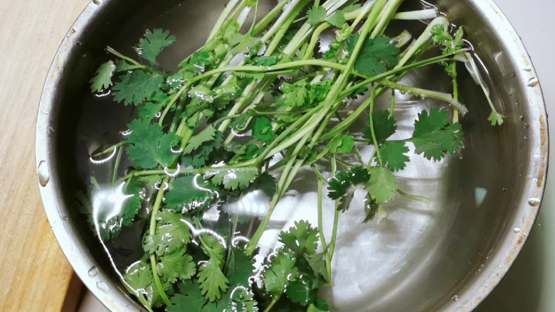 冬至美食  蔬菜鸡汤煲,香菜冲洗干净 用纯净水浸泡10分钟备用