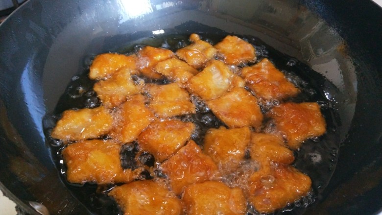 油炸酥肉,炸制金黄捞出来,外酥里嫩非常好吃。