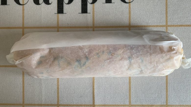 香葱肉松面包卷儿,再卷起来,放置两个小时定型