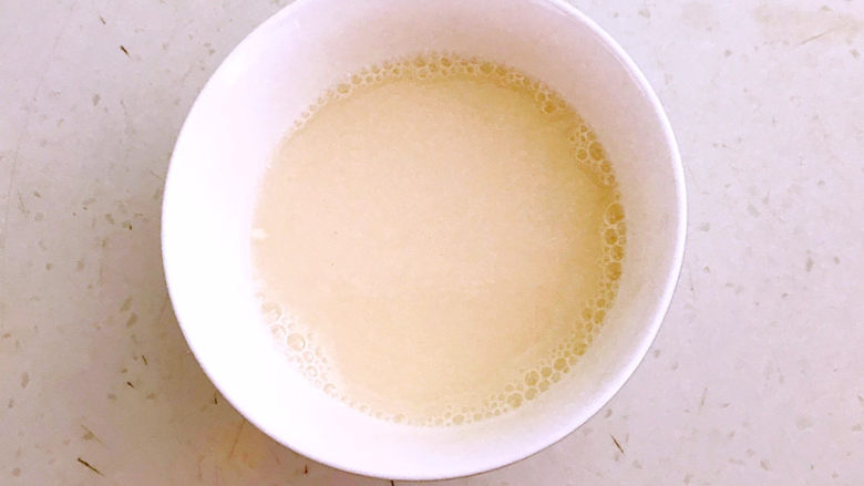 鸡蛋韭菜盒子,在一个碗里加入2勺面粉,加入300ml冷水,调成面粉液