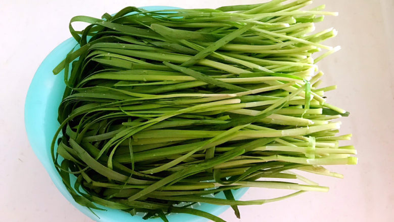 鸡蛋韭菜盒子,<a style='color:red;display:inline-block;' href='/shicai/ 116'>韭菜</a>清洗干净,沥干水份