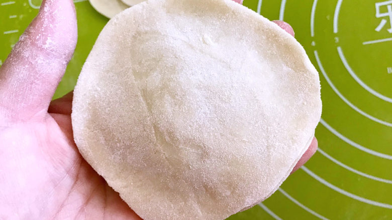 鸡蛋韭菜盒子,在馅料上面再加入一个饺子皮,把边缘捏实