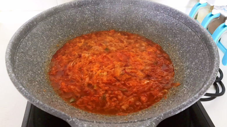 水煮肥牛,加入温水,烧开后煮5分钟