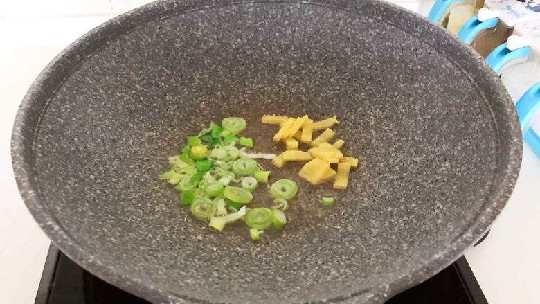 水煮肥牛,加入葱姜,炒出香味