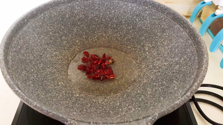 水煮肥牛,油烧热后加入干红辣椒,炒出香味即可