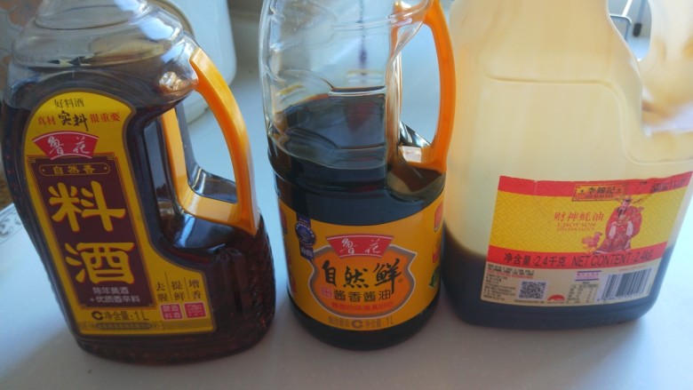 黄豆炖猪脚,料酒,酱油,耗油准备好。