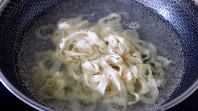 冬至美食～番茄青菜牛肉面,把新鲜碱面放入锅中，大火煮至2分钟左右后，看见面条变得透明时关火。