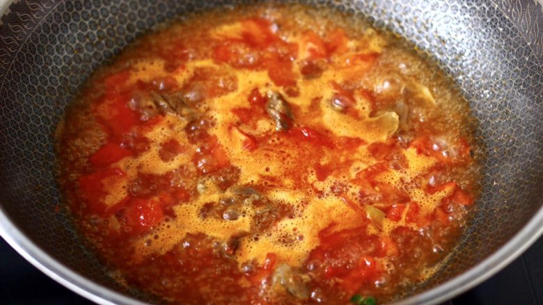 冬至美食~番茄青菜牛肉面,锅中倒入适量的清水,大火煮沸后转中火煮至汤汁浓稠时。