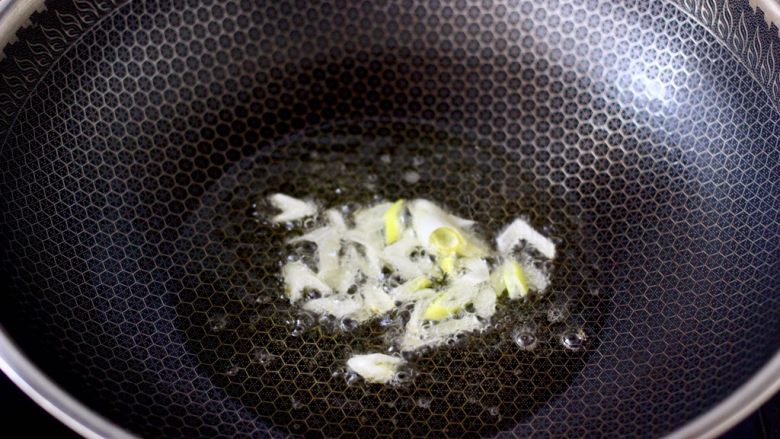 冬至美食~番茄青菜牛肉面,锅烧热后倒入<a style='color:red;display:inline-block;' href='/shicai/ 849'>花生油</a>烧热,爆香葱花。