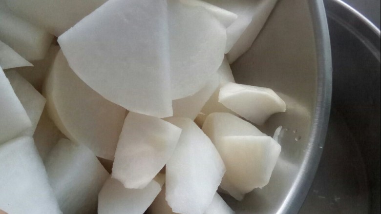 冬至美食 羊排菌菇香萝卜汤,放入萝卜炖汤。