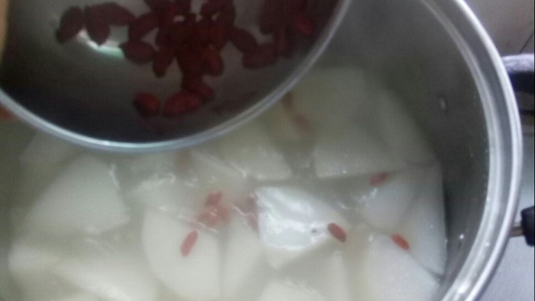 冬至美食 羊排菌菇香萝卜汤,半小时后,放入<a style='color:red;display:inline-block;' href='/shicai/ 673'>枸杞</a>炖汤,十分钟后关火。