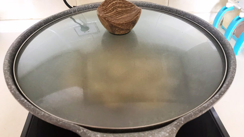 三鲜馄饨,盖上锅盖,大火烧开