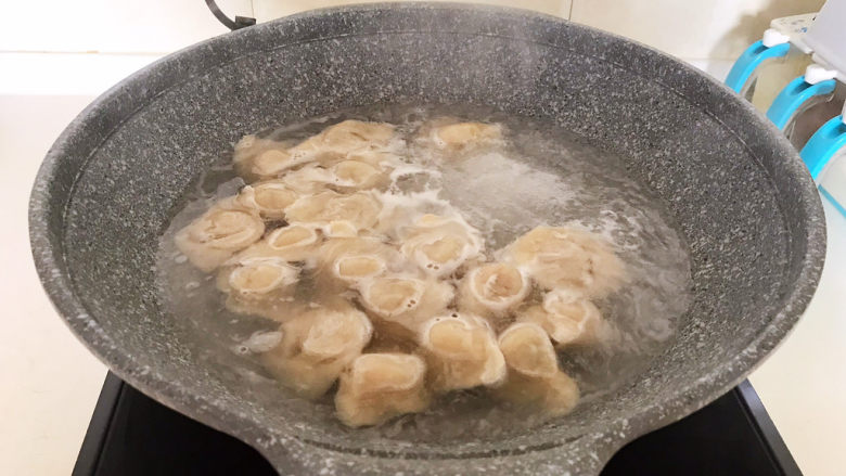 三鲜馄饨,烧开后煮3分钟即可