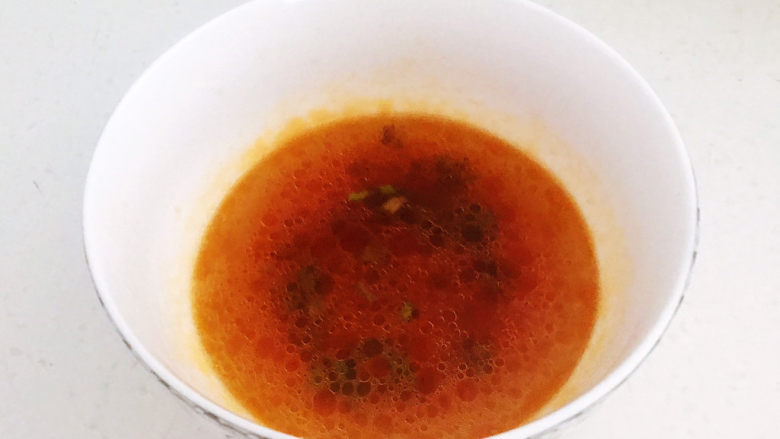 三鲜馄饨,加入开水调匀,碗汁调好了