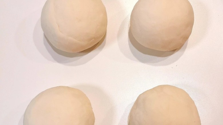 鸡蛋韭菜盒子,面粉加盐,用开水调和,搅拌成絮,再加冷水调和搅拌成絮,然后用手揉面成较软面团。把面团搓成长条,切成均匀的10个剂子,把剂子揉成小圆面团